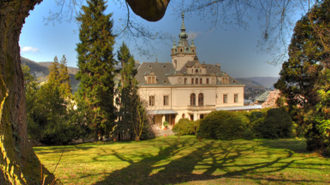 Velké-Březno-zámek-678x381