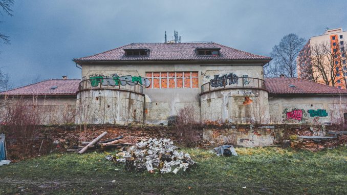 Do zchátralé budovy v Hlávkově ulici se vrací život