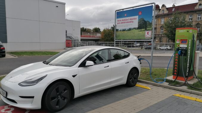 Nejvíce elektromobilů letos „tankovalo“ v Teplicích
