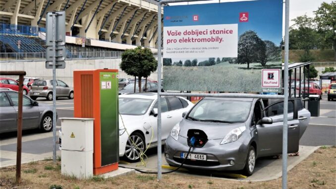 Nejvíce elektromobilů „tankovalo“ v Teplicích